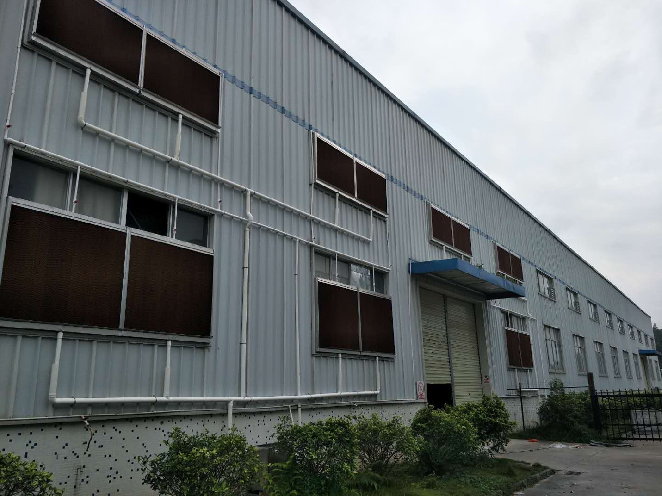 当室外的干热空气被风机抽吸穿过湿帘纸